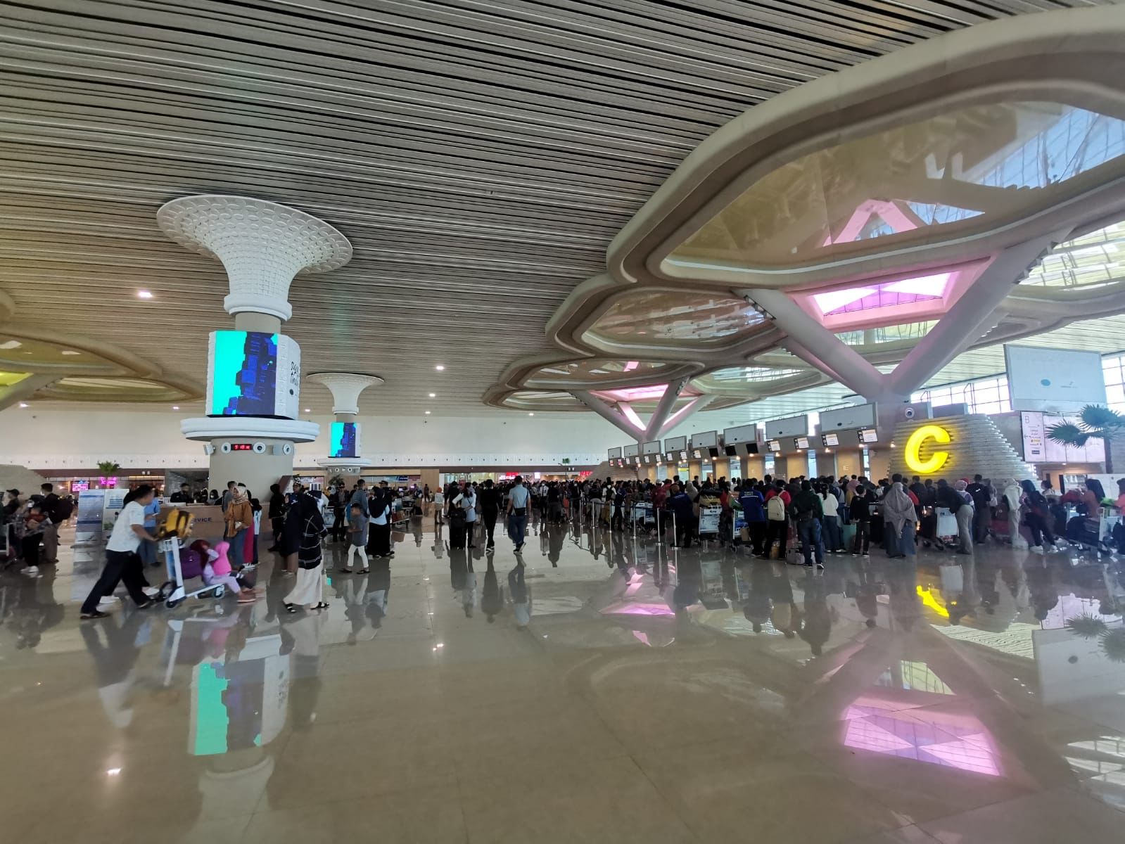 MEMBELUDAK: Suasana di Yogyakarta International Airport (YIA) saat libur Hari Raya Idul Adha yang juga bersamaan dengan libur sekolah. Kenaikan penumpang terjadi sangat signifikan.