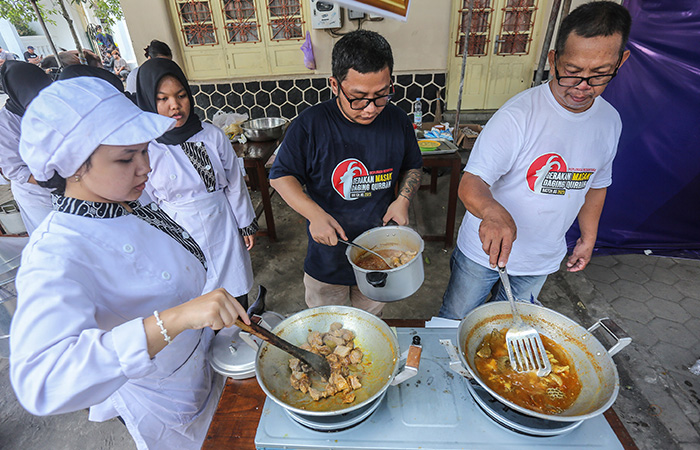 SAJIAN KHUSUS: Juru masak mengolah daging kurban warga di Halaman Utara Masjid Gedhe Kauman, Jogja, Kamis (29/6). Chef dan penggemar masak yang tergabung dalam Explorasa Nusantara