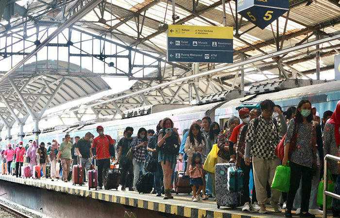 ANTRE : Penumpang di Stasiun Tugu Jogja tengah menunggu kedatangan kereta. Pada liburan Idul Adha sekaligus liburan sekolah,