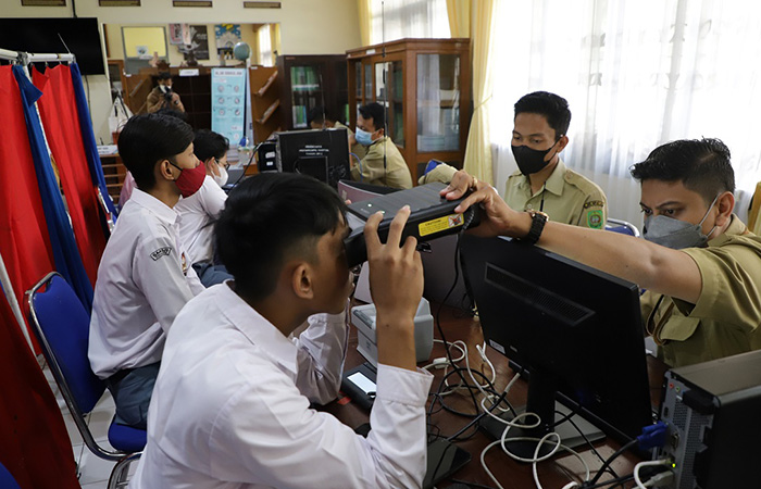 REKAM DATA:&nbsp;Ilustrasi perekaman e-KTP bagi siswa sekolah di Bantul. Pereaman e-KTP tersebut untuk memenuhi hak suara bagi para pemilih pemula yang dinyatakan telah memiliki hak pilih.
