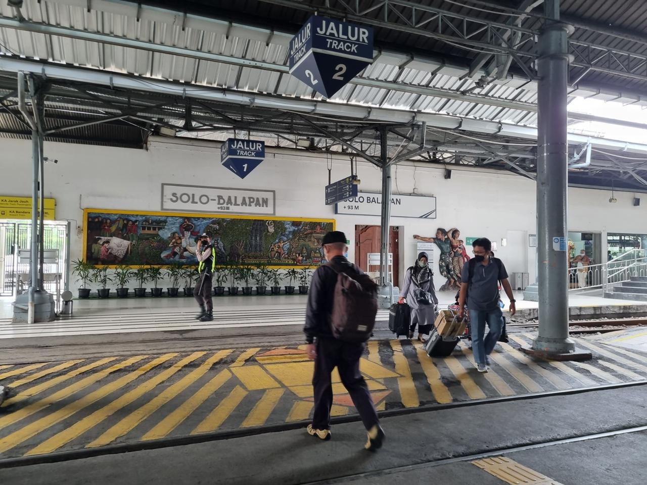 BERANGKAT: Aktivitas di stasiun kereta api. (Istimewa)