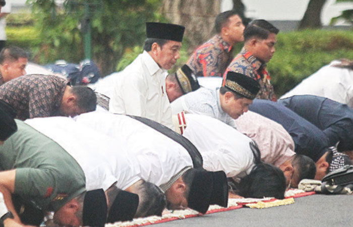 PILIH DI JOGJA: Presiden Joko Widodo melaksanakan salat Idul Adha 1444 H di halaman Istana Kepresidenan Gedung Agung Jogja, Kamis(29/6/23). Salat Idul Adha diikuti ribuan masyarakat Jogja