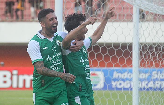 PERCAYA DIRI: Jonathan Bustos dan Wahyudi Hamisi merayakan gol ke gawang Persib Bandung dalam laga di Maguwoharjo International Stadium(MagIS), Minggu (25/5/23).