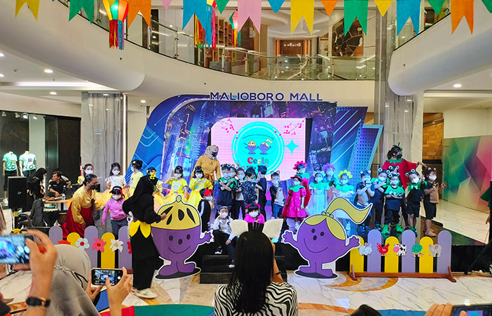 RAMAI : Para pengunjung saat menikmati agenda Fun Korea & Japan Festival di Malioboro Mall yang diadakan dalam rangka mengisi liburan sekolah.