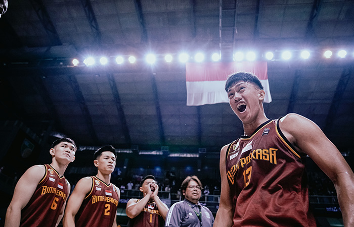 INSTRUKSI: Pemain dan ofisial BPJ usai bertanding di IBL Seri Jakarta beberapa waktu lalu.