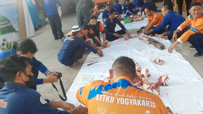 BERBAGI: Para civitas akademik, karyawan, dan dosen STTKD saat memotong daging kurban di STTKD. (RIZKY WAHYU/RADAR JOGJA)