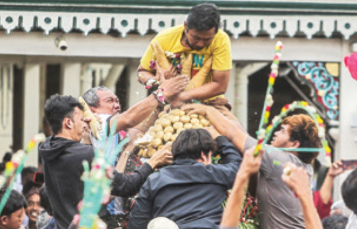 BEREBUT UBARAMPE: Warga berebut gunungan saat Garebeg Besar di halaman Masjid Gedhe Kauman, Jogja, Kamis (29/6/23)