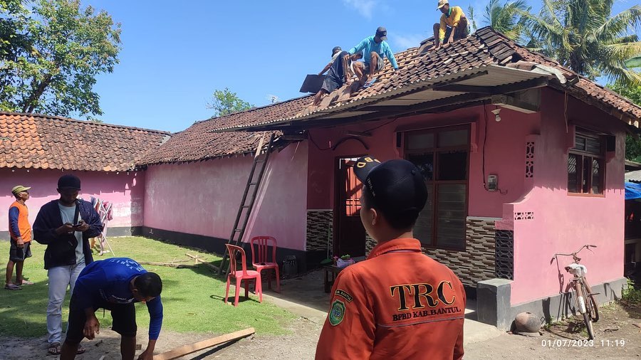 AMAN: Warga membetulkan atap rumah yang rusak akibat gempa bumi kemarin (1/7). (Iwan Nurwanto/Radar Jogja)