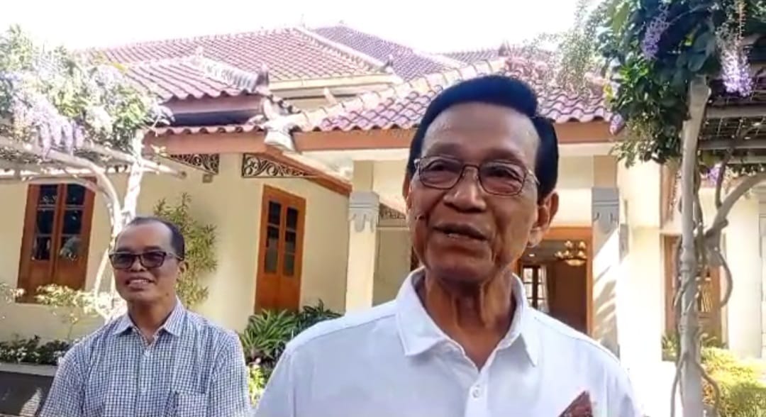 PEDULI: Gubernur DIJ Hamengku Buwono (HB) X usai menggelar rapat bersama OPD teknis di Kompleks Kepatihan Sabtu (1/7) pasca Gempa Bantul. (Istimewa/Radar Jogja)