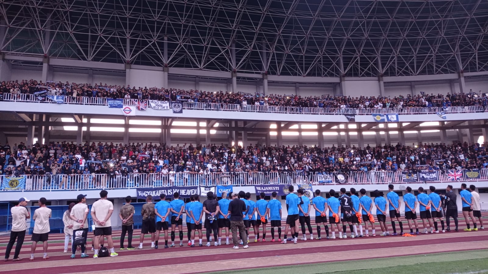 AKU YAKIN DENGAN KAMU: Ribuan Brajamusti dan The Maident yang memadati tribun barat sisi utara Stadion Mandala Krida. (Heru Pratomo/Radar Jogja)