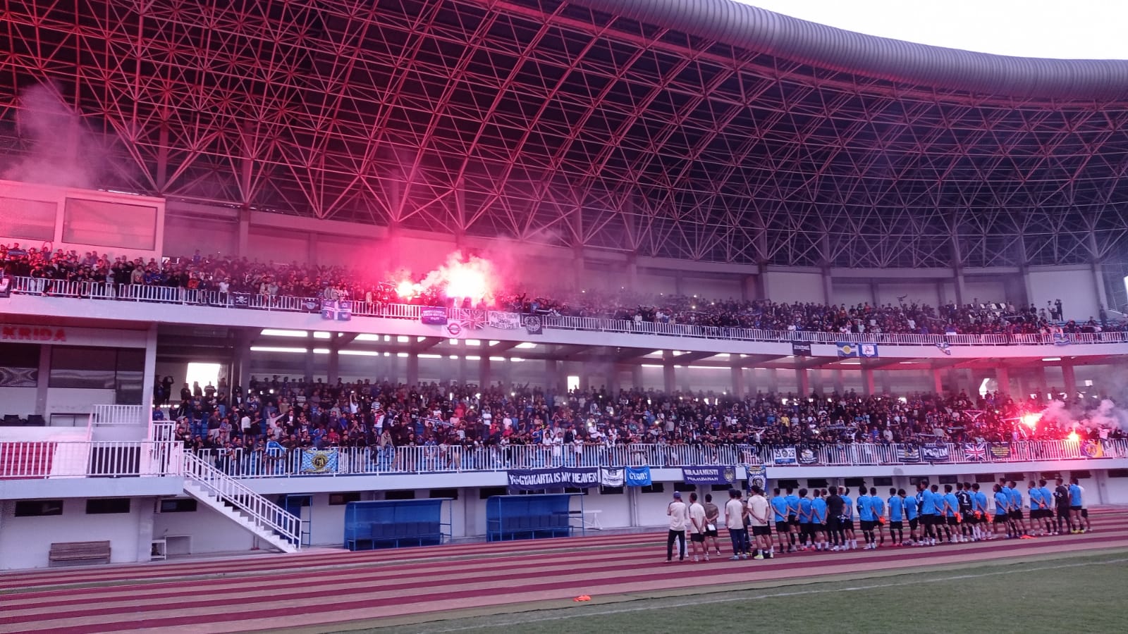 OPTIMISTIS: Suporter menyaksikan latiha perdana PSIM di Stadion Mandala Krida. (Heru Pratomo/Radar Jogja)