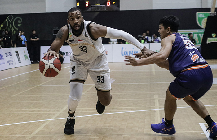 SEMPAT DEMAM PANGGUNG: Pemain Bima Perkasa Cameron Coleman (kiri) dibayangi pemain Pelita Jaya Kharis Indarji dalam laga playoff IBL 2023 di GOR Pancasila UGM, Jumat (30/6/23).
