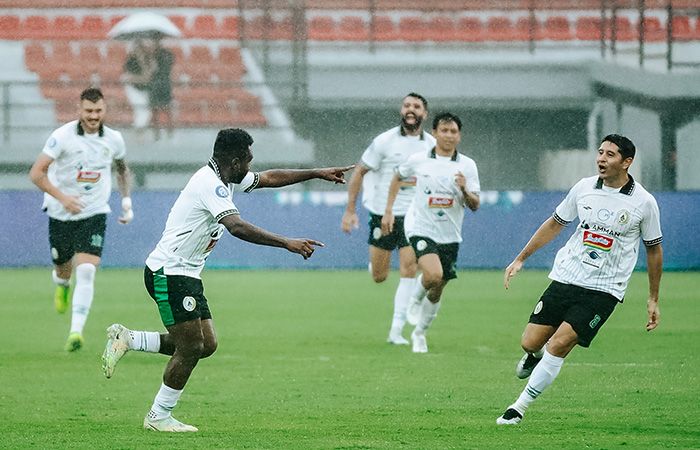 Selebrasi penggawa Laskar Sembada usai Ricky Cawor cetak gol ke gawang Bali United pada musim 2023/24