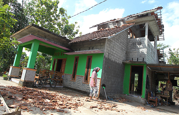 Gempa bumi yang terjadi Jumat (30/6) malam mengakibatkan 166 rumah dan fasilitas publik di Gunungkidul