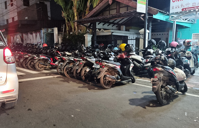 AKSES LEBIH DEKAT: Para pengunjung yang memilih parkir di wilayah Jalan Mataram dibandingkan area parkir Abu Bakar Ali.&nbsp;
