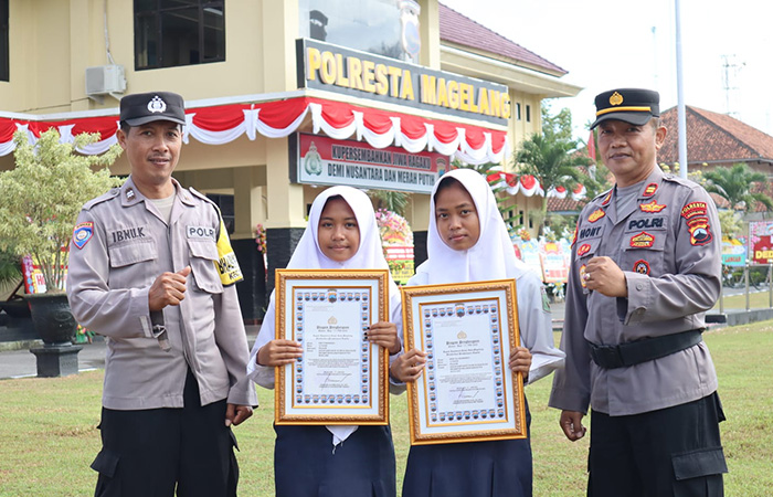 TERIMA KASIH: Dua pelajar SMP di Kecamatan Ngluwar mendapat piagam penghargaan dari Kapolresta Magelang karena ikut membantu polisi dalam mencegah aksi kejahatan.