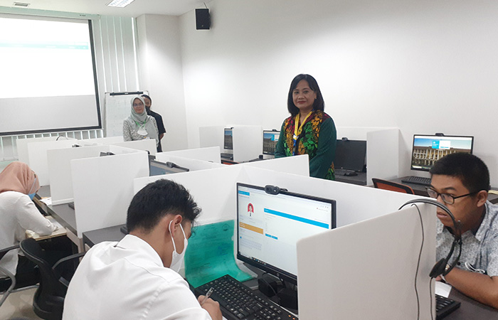 TERTIB: Wakil Rektor Bidang Pendidikan dan Pengajaran UGM Wening Udasmoro saat mengontrol pelaksanaan UM CBT di UGM.
