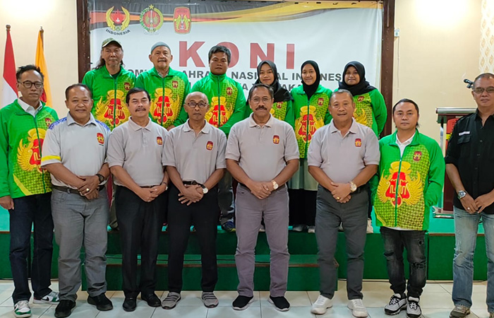 OPTIMISTIS: Pengurus KONI DIJ bersama perwakilan cabor saat pelepasan kontingen tahap ketiga menuju BK PON 2023 di kantor KONI DIJ, Selasa (27/6/23).
