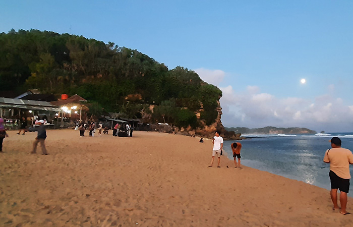 RAMAI: Suasana di Pantai Sepanjang Kemadang, Tanjungsari. Pascagempa di Bantul sempat ada kekhawatiran jumlah pengunjung menurun, namun ternyata melebihi target.