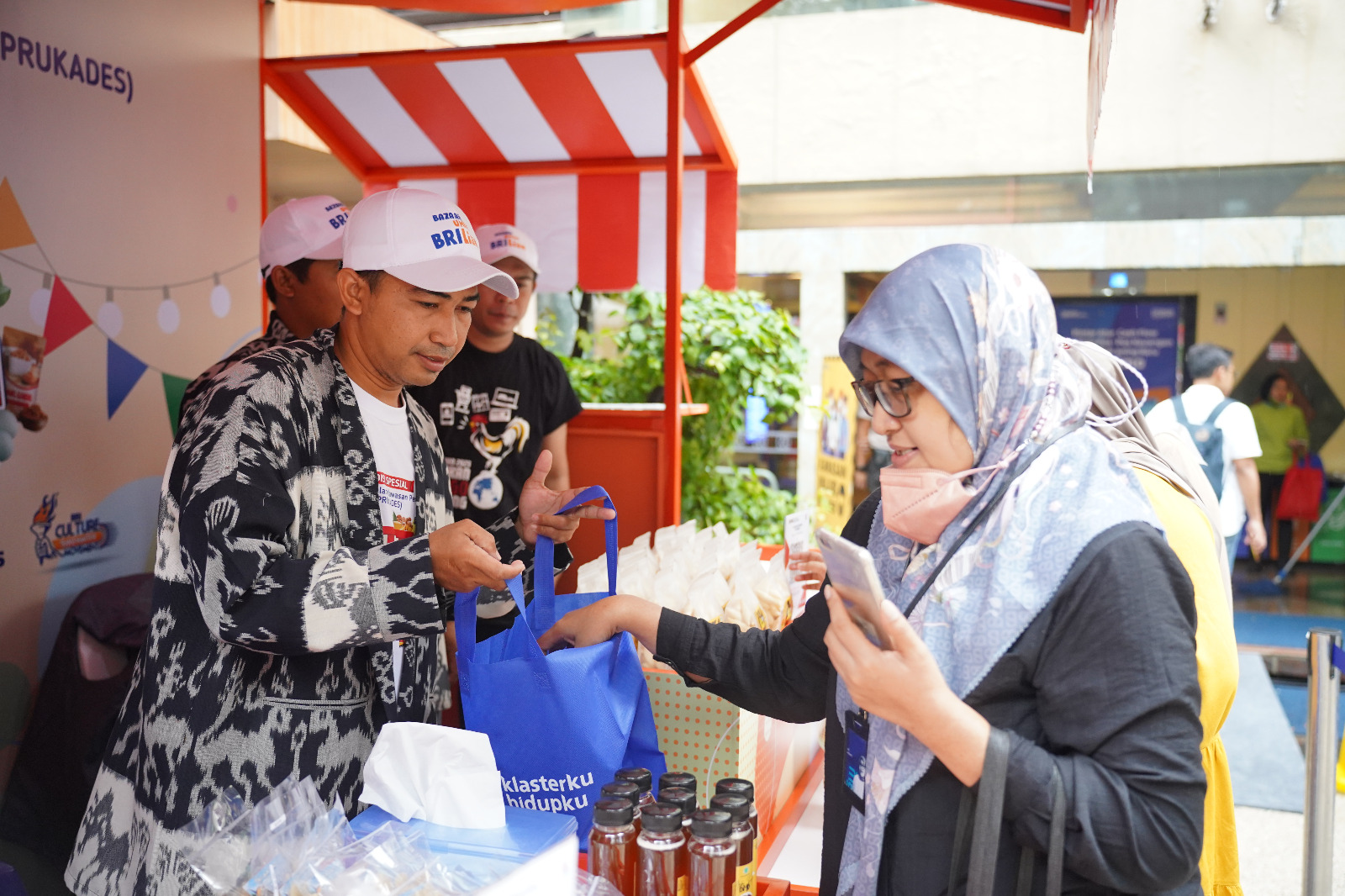 Masyarakat di Desa Burong Mandi, Kecamatan Damar, Kabupaten Belitung Timur