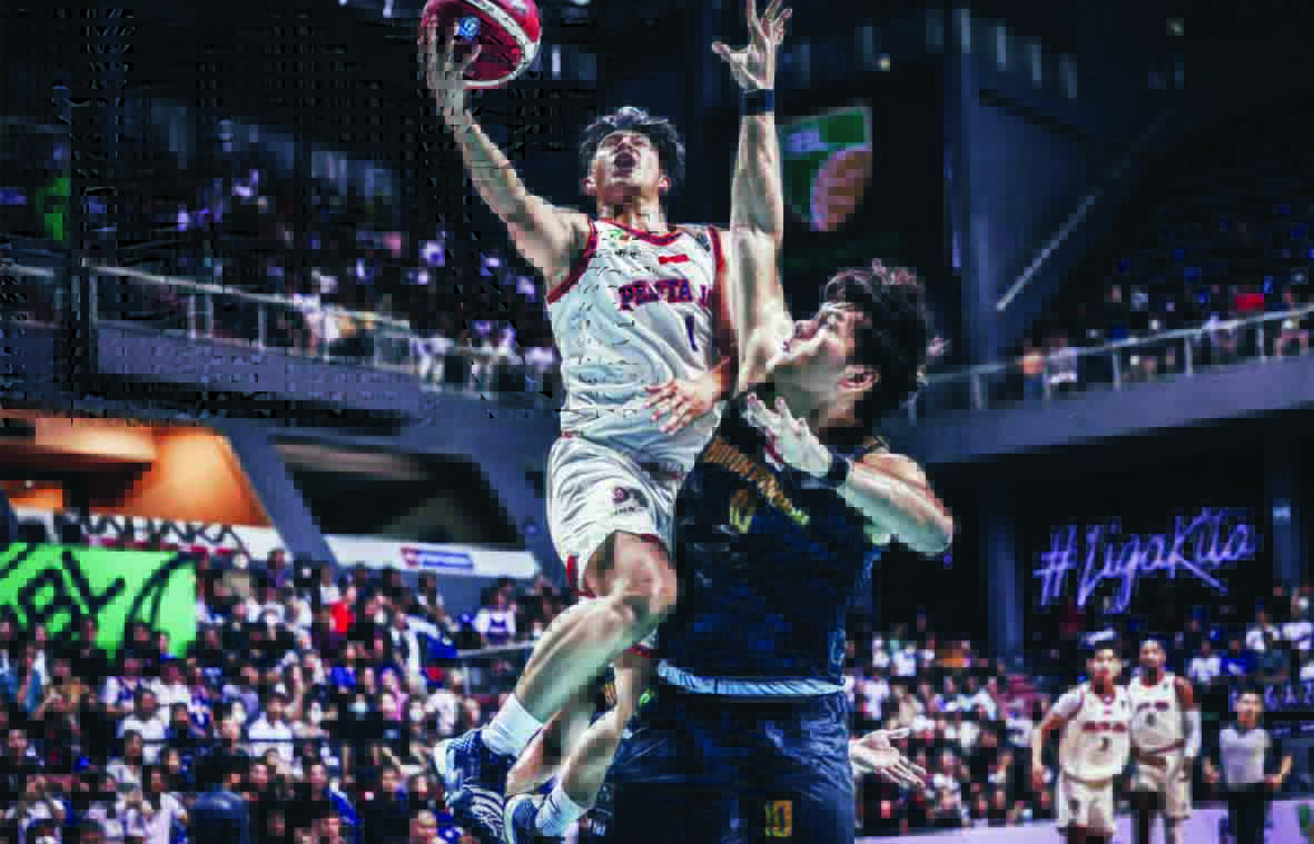 SERU: Pemain Bima Perkasa Argus Sanyudy (kanan) berusaha menghalau bola dari pemain Pelita Jaya Muhammad Arighi dalam laga playoff IBL 2023 di Britama Arena, Jakarta, Minggu (2/7).