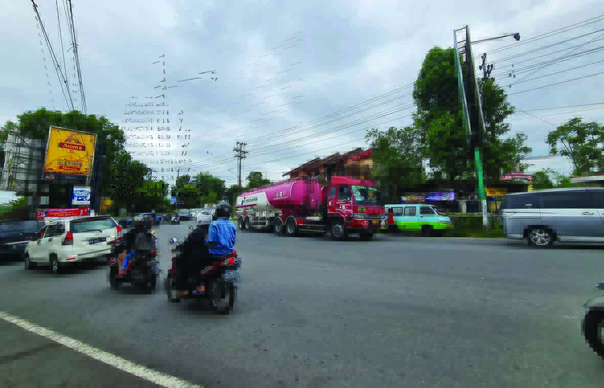 PADAT: Simpang Canguk sedari dulu memang macet dan dipenuhi kendaraan. Bahkan cenderung sulit diurai. Hingga menyebabkan antrean kendaraan yang mengular.