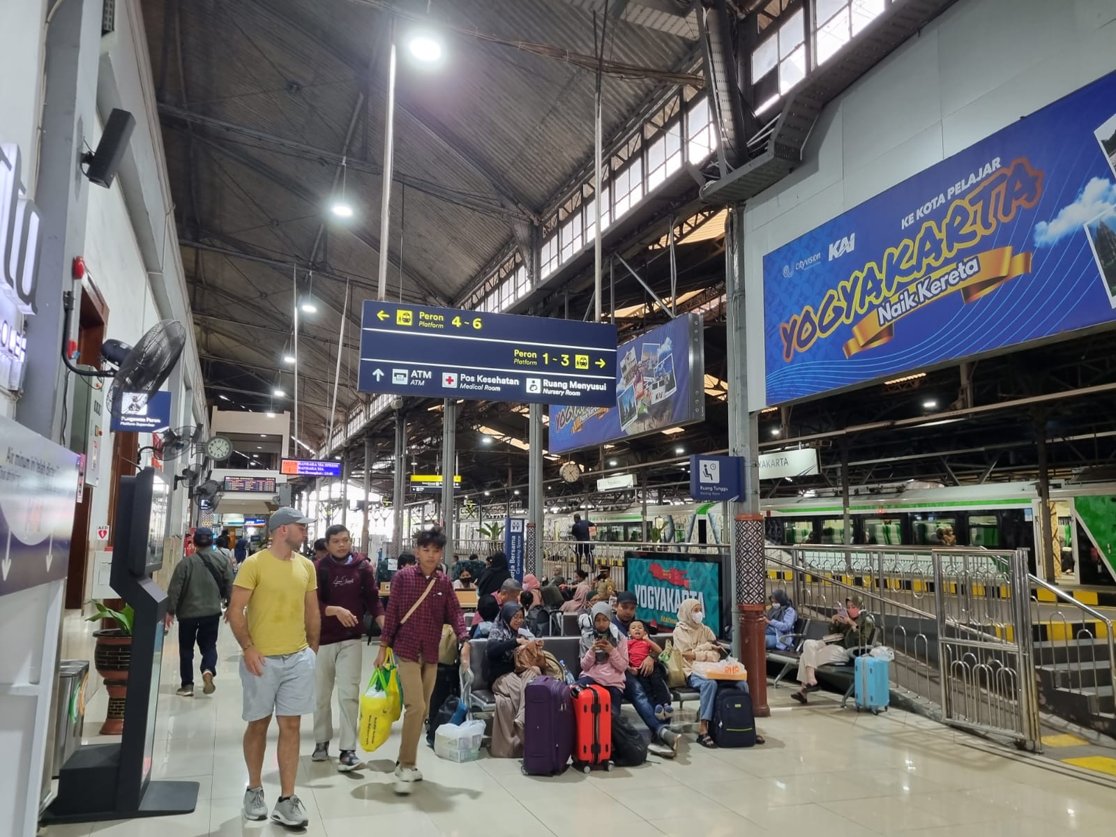 PERJALANAN: Penumpang di stasiun kereta api Daop 6 Jogjakarta. (Dok Daop 6)