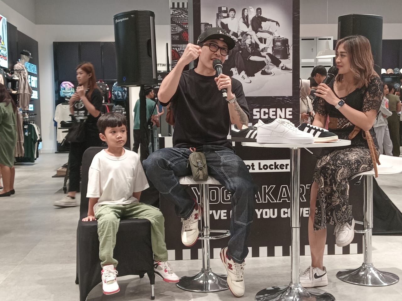 KOLEKTOR: Kolektor sneakers dr. Tirta Mandira Hudhi membahas sneakers yang ada di Foot Locker Yogyakarta. (Istimewa)