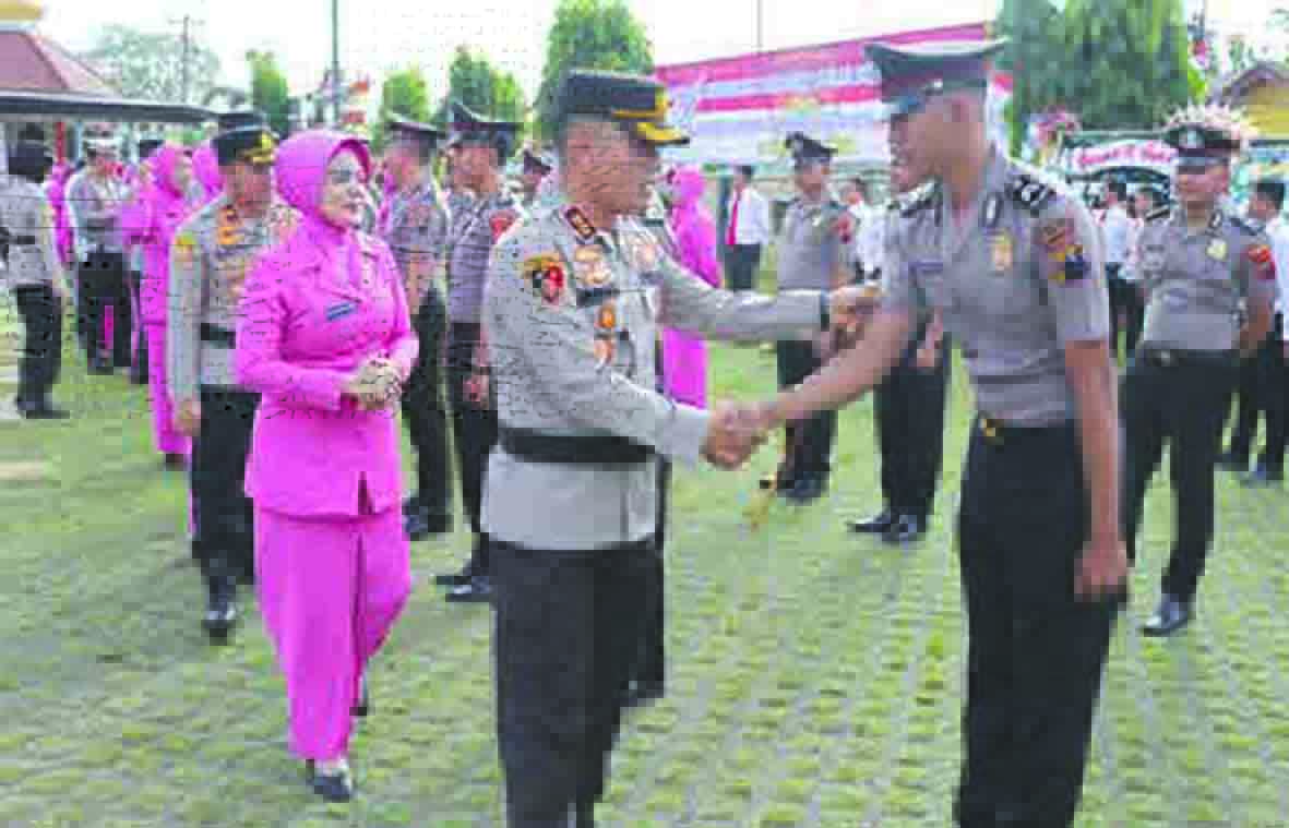 PENGHARGAAN : Polres Kebumen menggelar prosesi upacara kenaikan pangkat sekaligus wisuda purna bhakti personel.&nbsp;