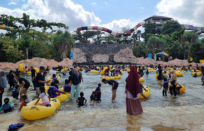 PADAT PENGUNJUNG: Para pengunjung saat menikmati berbagai wahana yang ada di Waterboom Jogja pada momentum liburan sekolah.&nbsp;