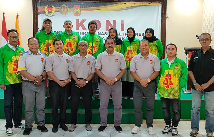 OPTIMISTIS: Pengurus KONI DIJ bersama perwakilan cabor saat pelepasan kontingen tahap ketiga menuju BK PON 2023 di kantor KONI DIJ, Selasa (27/6).