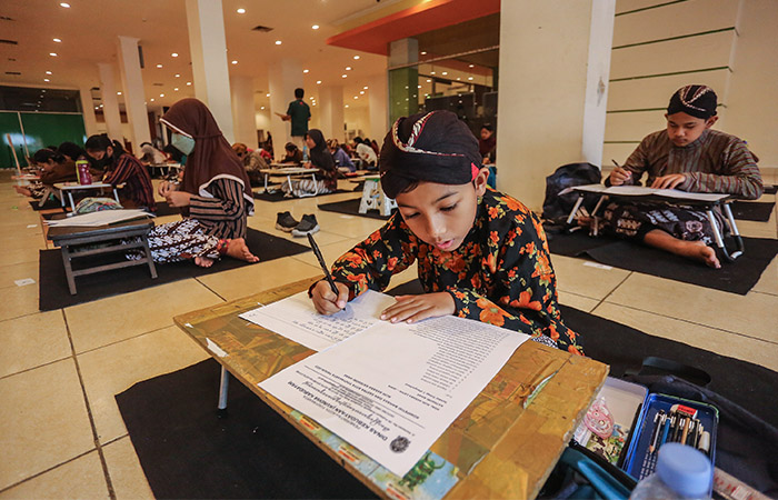 FOKUS: Peserta mengikuti final kompetisi Bahasa dan Sastra Jawa 2023 di Hall Phytagoras, Taman Pintar kemarin (7/3).