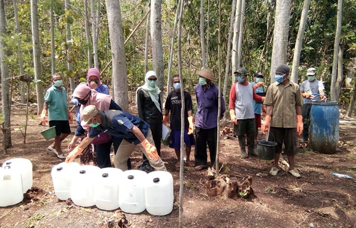 JADI ANCAMAN: Petugas melakukan penyiraman formalin di lahan yang ada spora antraks wilayah Kapanewon Ponjong beberapa waktu lalu.
