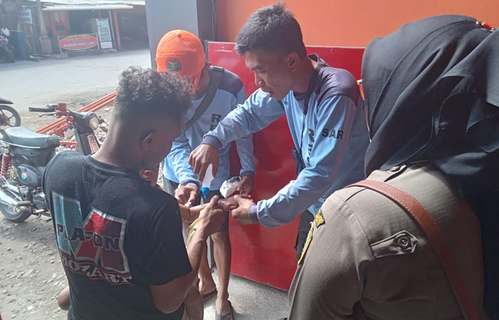 EVAKUASI: Petugas saat melakukan penanganan terhadap wisatawan yang tersengat ubur-ubur.