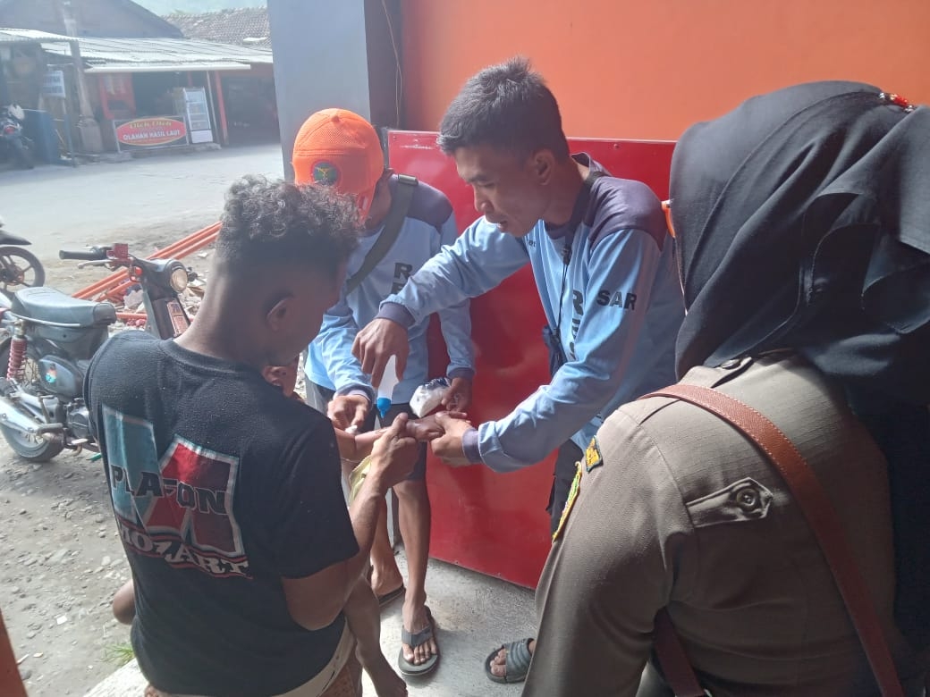 WASPADA: lustrasi petugas saat melakukan penanganan terhadap wisatawan yang tersengat ubur-ubur. (Dok SAR Satlinmas Bantul)