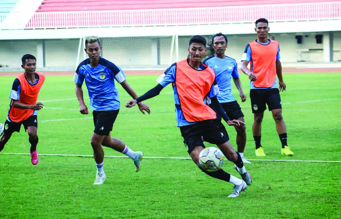 (Gregorius Bramantyo/Radar Jogja)     POTENSI LOKAL: Yudha Alkanza (depan) saat menjalani latihan perdana PSIM Jogja di Stadion Mandala Krida, Sabtu (2/7). Dia diperpanjang kontraknya oleh PSIM Jogja.