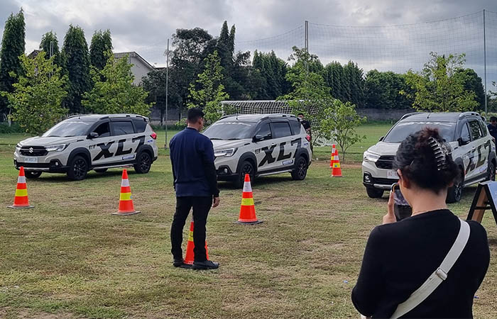 MAKIN CANGGIH: Unit mobil baru keluaran Suzuki dengan seri New XL7 Hybrid saat di pamerkan di dealer Sumber Baru Aneka Motor Suzuki Jogjakarta.