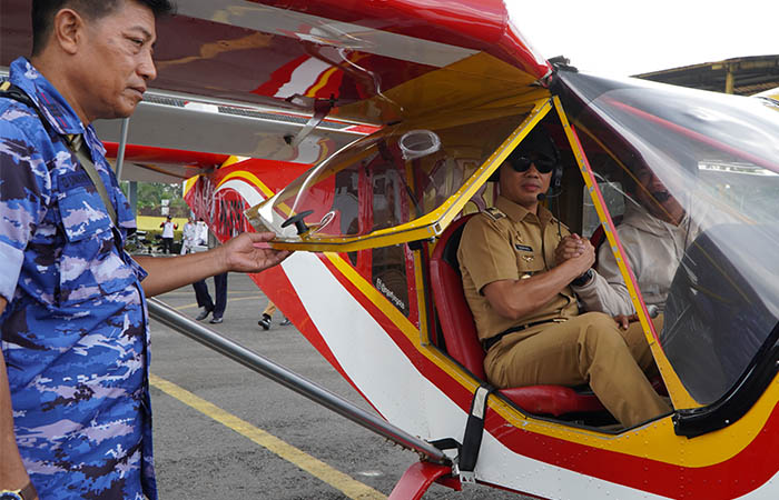PENGALAMAN BEDA: Bupati Gunungkidul Sunaryanta saat menjajal Pesawat Zenith CH750 bersama komunitas Jogja Flying Club (JFC) binaan dari Federasi Aero Sport Indonesia (FASI)