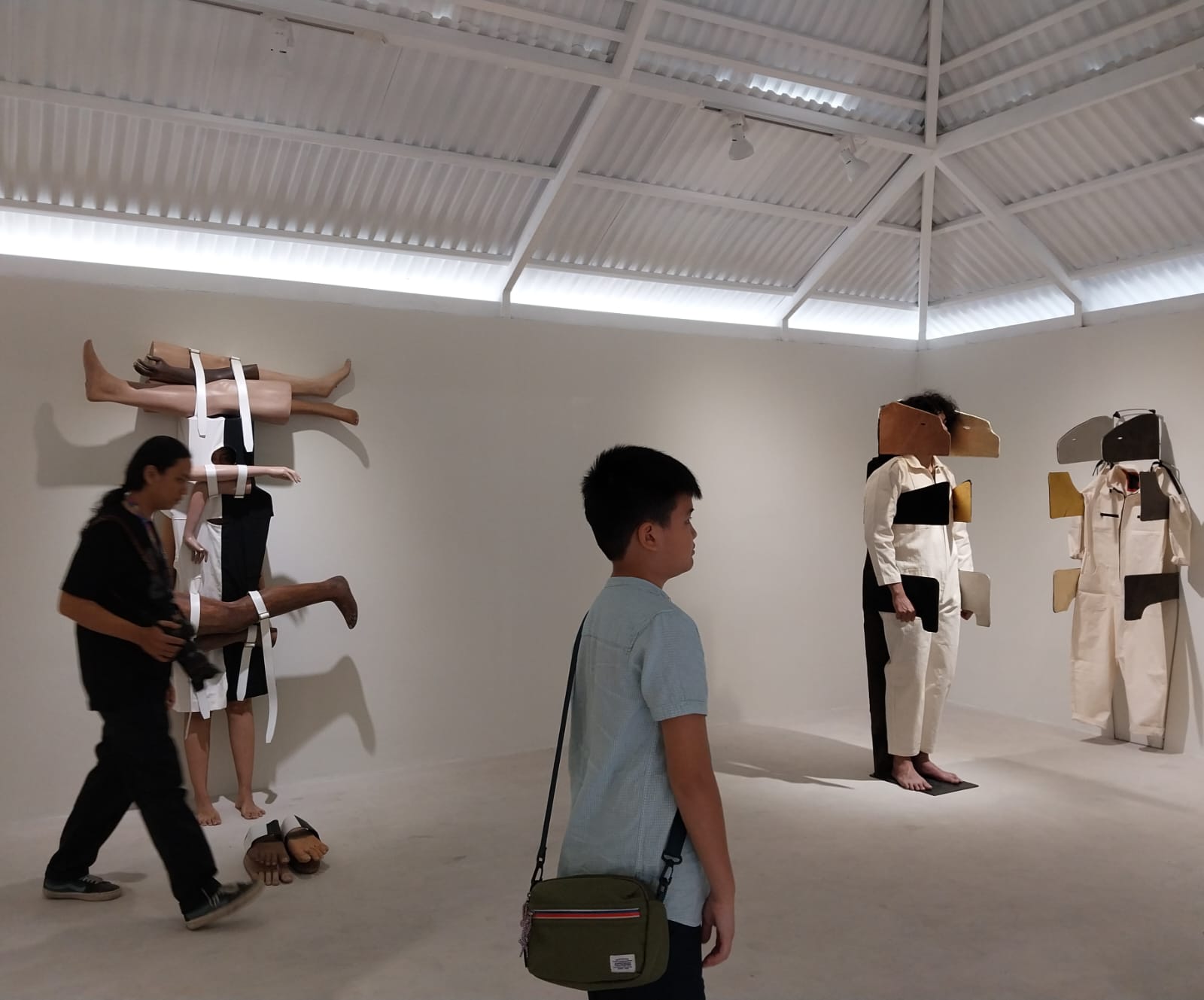 GRATIS: Seorang anak melihat karya Mella Jaarsma, Commissioned Artist ArtJog 2023 di Jogja National Museum (JNM). (Wulan Yanuarwati/Radar Jogja)