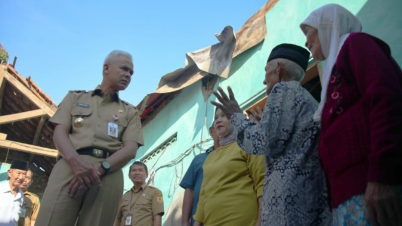 PASTI: Gubernur Jateng Ganjar Pranowo cek rumah Katimin di Dusun Karakan RT 02 RW 07 Desa Dlepih, Tirtomoyo, Wonogiri, yang roboh akibat gempa Bantul, Senin (3/7/2023). (IWAN ADI LUHUNG/RADAR SOLO)