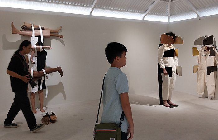 EVENT TAHUNAN: Seorang anak melihat karya Mella Jaarsma, Commissioned Artist ArtJog 2023 di Jogja National Museum (JNM).