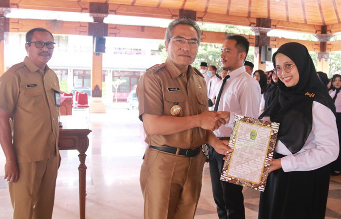 RESMI MENJABAT:&nbsp;Suasana penyerahan petikan Surat Keputusan Bupati Bantul tentang pengangkatan Pegawai Pemerintah dengan Perjanjian Kerja