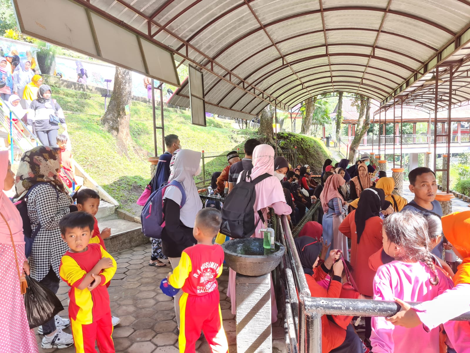 PADAT: Beberapa pengunjung di TKL Ecopark tampak ramai. Apalagi saat ini tengah dalam masa libur sekolah. (Naila Nihayah/Radar Jogja)