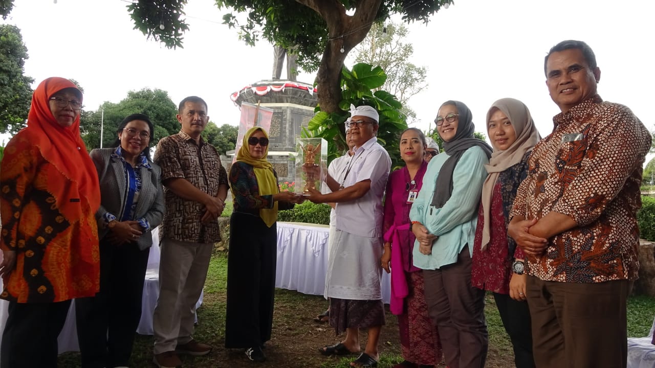 GELORAKAN PANCASILA: Eko Suwanto di Taman Bung Karno Buleleng, Bali.