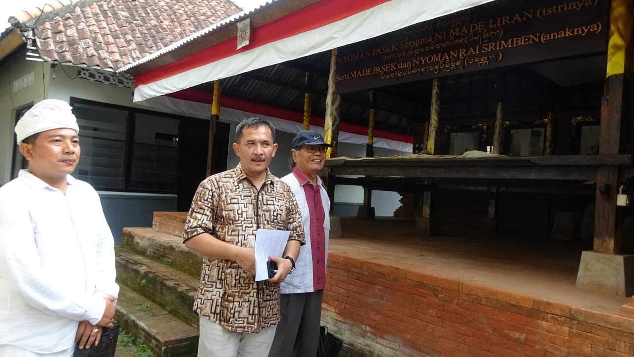 TELADAN: Ketua Komisi A DPRD DIJ Eko Suwanto bersama kerabat Ida Ayu Nyoman Rai Srimben. (Dok Pribadi)