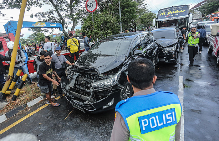 RINGSEK: Proses evakuasi mobil yang terlibat dalam kecelakaan karambol di Simpang Empat Wojo, Banguntapan, Bantul Rabu (5/4/23). Dalam kejadian ini, melibatkan satu bus dan tujuh mobil.