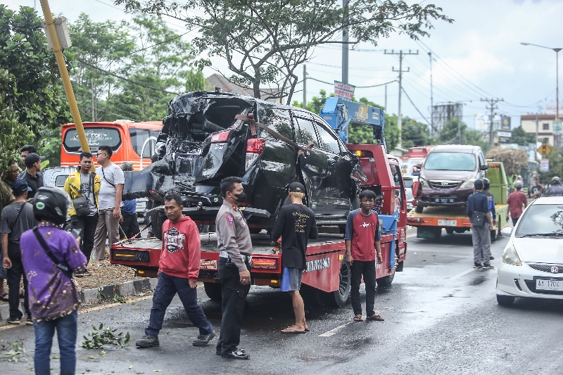 AJUR: Kecelakaan yang terjadi di sisi timur Perempatan Wojo  Kapenewon Banguntapan, Kabupaten Bantul, Rabu siang (5/7). (ELANG KHARISMA DEWANGGA/RADAR JOGJA)