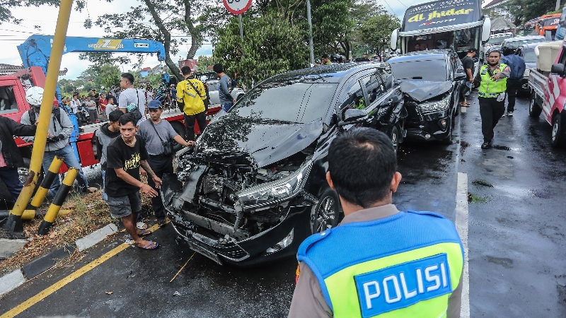 RINGSEK: Kecelakaan yang terjadi di sisi timur Perempatan Wojo  Kapenewon Banguntapan, Kabupaten Bantul, Rabu siang (5/7). (ELANG KHARISMA DEWANGGA/RADAR JOGJA)