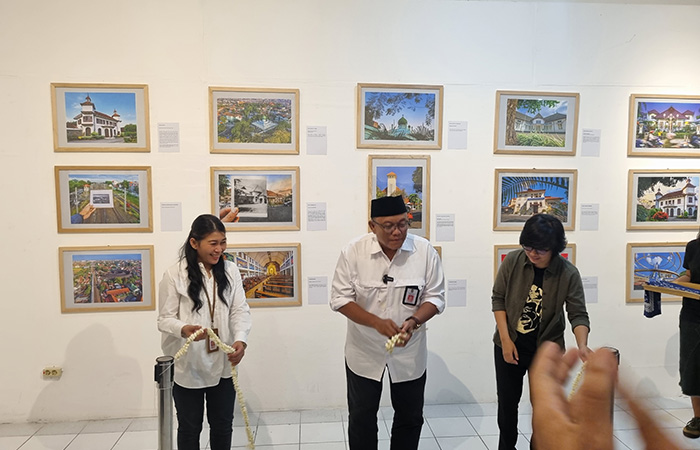 APRESIASI: Sekretaris Daerah Kota Jogja Aman Yuriadijaya (tengah) dan Kepala Dinas Kebudayaan Kota Jogja Yeti Martanti (kiri) saat pembukaan pameran fotografi Kotabaru Kuno dan Kini