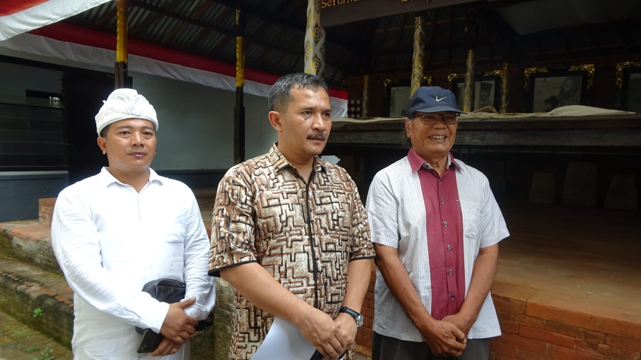 HORMAT: Ketua Komisi A DPRD DIJ Eko Suwanto bersama kerabat Ida Ayu Nyoman Rai Srimben. (Dok Pribadi)